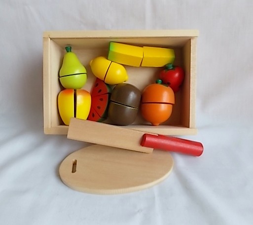 Cutting_Fruit_in_Wooden_Box
